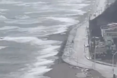 Bursa Karacabey'de fırtına ve sağanak sonrası deniz taştı