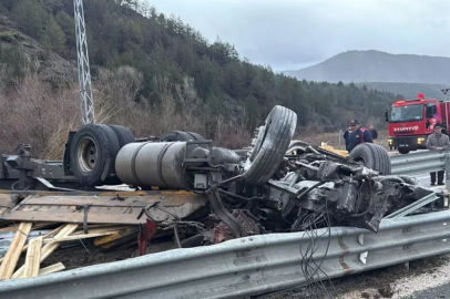 Çankırı'da devrilen tırın sürücüsü yaşamını yitirdi