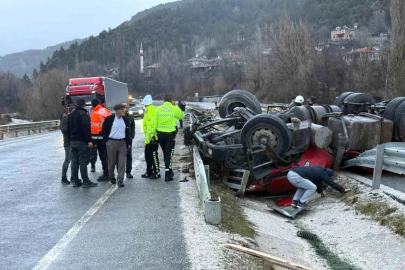 Devrilen tırın altında kalan sürücü hayatını kaybetti
