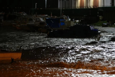 Dolan baraj taştı, hem araca hem vatandaşa kapatıldı