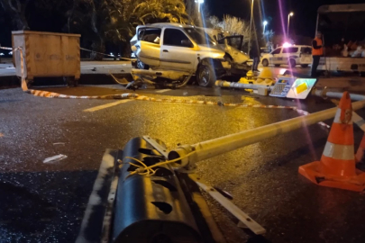 Hafif ticari araç park halindeki otomobile çarptı