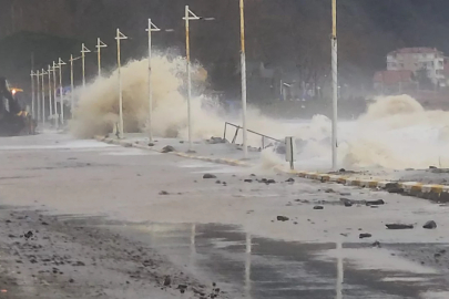 Marmara Denizi coştu, dev dalgalar duvarı yıktı: Bursa'dan ekipler bölgede