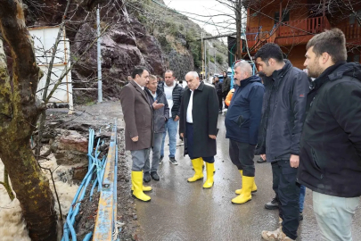 Yahyalı Kaymakamı Gültekin ve Belediye Başkanı Öztürk selden etkilenen bölgede inceleme yaptı