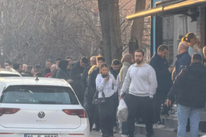 Bursa'da Ramazan'ın ilk pidesi için uzun kuyruklar oluştu!