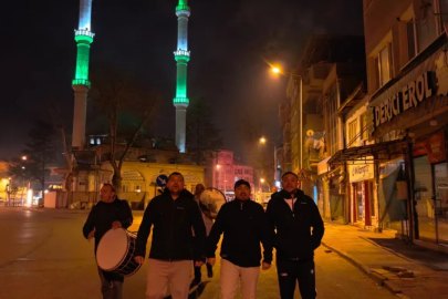 Bursa'da sokak sokak ilahi söyleyerek sahura kaldırdılar