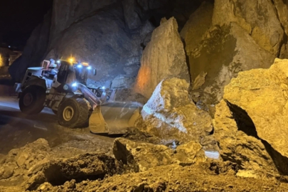 Hakkari'de dev kayalar mahalle yoluna düştü