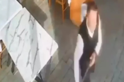 Restorana vuran dev dalganın çalışanı sürüklendiği anlar kameralarda