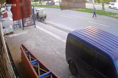 Adana'da motosikletin çarptığı yaya yaralandı; kaza anı kamerada