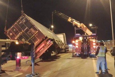 Büyükçekmece TEM Otoyolu'nda TIR devrildi; şoförü yaralandı