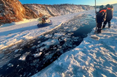 Rusya Baykal Gölü'nde bir tur aracı buz kırılınca suya düştü: 8 ölü