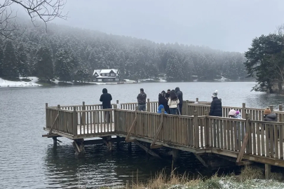 Bolu ve Kocaeli'nin yüksek kesimlerinde kar yağışı aralıklarla etkili oluyor