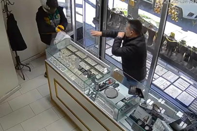 Bursa'da kuyumcuya soygun girişiminin görüntüleri ortaya çıktı!