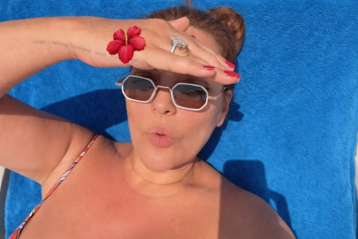 Dubai'de tatil yapan Demet Akalın'ın dev tektaşı gündem oldu