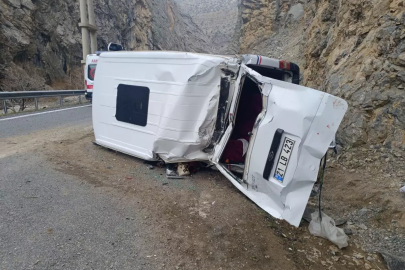 Hakkari-Çukurca kara yolunda minibüs takla attı: 1'i ağır 4 yaralı