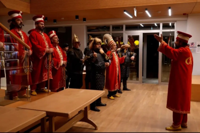 İftar sonrası kütüphaneye giden öğrencilere 'mehter takımı' sürprizi