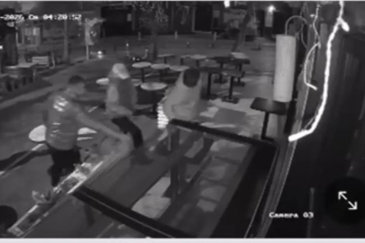 Kadıköy'de Kafe Önüne Bırakılan Çilekler Çalındı