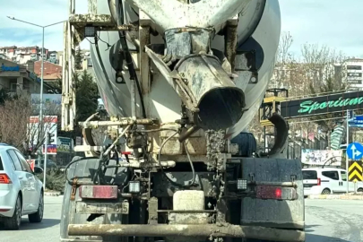 Mikserden taşan beton, asfalt yola döküldü