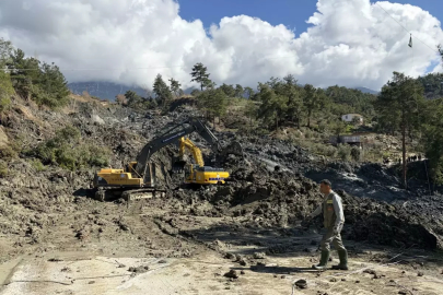 Muğla'da toprak kayması; yol ulaşıma kapatıldı