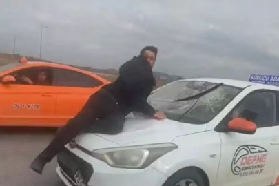 Sürücü kurusu eğitmeni, tartıştığı kişiyi kaput üzerinde 20 kilometre sürükledi