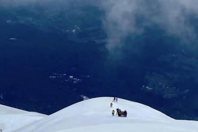 Uludağ'ın zirvesinde gururlandıran anlar! Tipi ve soğuğa rağmen vazgeçmediler...