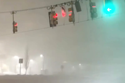 ABD yine kar fırtınasına teslim! Trafik lambalarını dahi savurdu