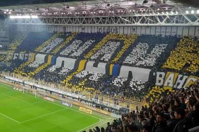 Sarı-lacivertli taraftarlardan 'İnan Fenerbahçe' yazılı koreografi