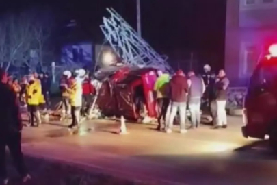 Yüksek gerilim hattı direğine çarpan kamyonetin sürücüsü ağır yaralandı