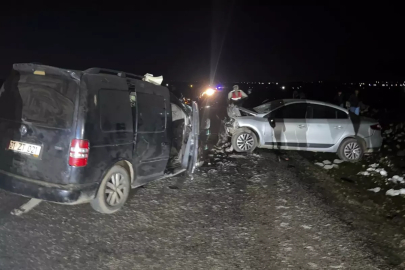 Diyarbakır'da iki otomobil çarpıştı: 5 ölü, 2 yaralı