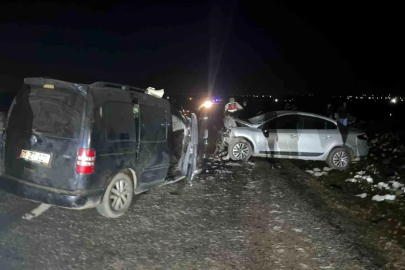 Diyarbakır'da iki otomobilin çarpıştığı kazada ölü sayısı 5'e yükseldi