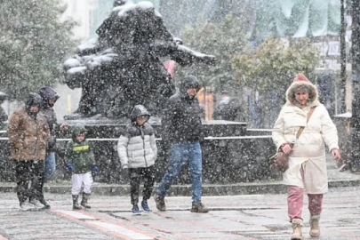 İstanbul’a 4 saatlik lapa lapa kar geliyor