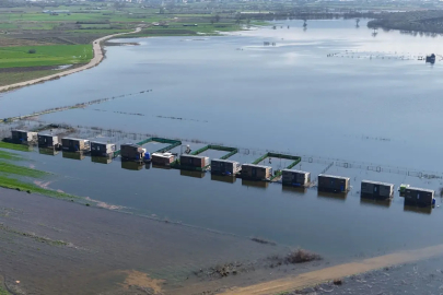 Yasak dinlemeyip ovaya yaptılar, gölün ortasında kalakaldılar