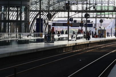 Berlin Merkez Tren İstasyonu'nda "yürüyen merdiven krizi" sürüyor