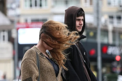 İstanbul Valiliği'nden fırtına uyarısı: Sıcaklıklar mevsim normallerinin altına düşüyor