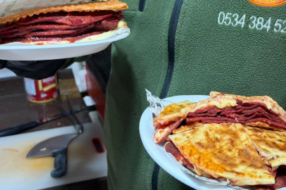 Bursa'da babadan kalan lezzet mirası! 200 gram sucuklu tostla meydan okuyor...