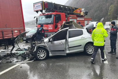 Artvin'de feci kaza! Otomobil park halindeki tıra çarptı