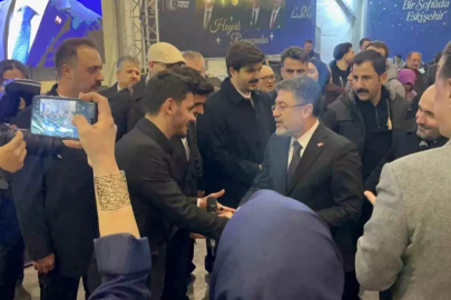 Bakan Yumaklı, gençlerle birlikte "Kabe'de Hacılar" ilahisini söyledi