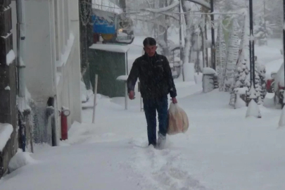 Göz gözü görmüyor! Aralıksız yağdı 40 santim kar var, okullar da tatil