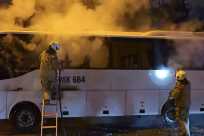 Kadıköy'de Park Halindeki Midibüste Yangın Çıktı