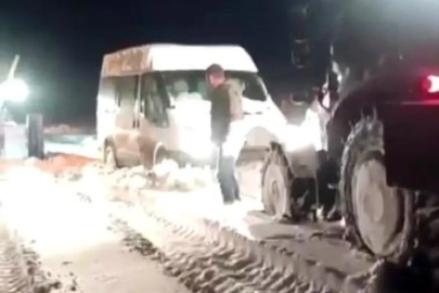 Kars'ta minibüs kara saplandı, mahsur kalan vatandaşlar kurtarıldı