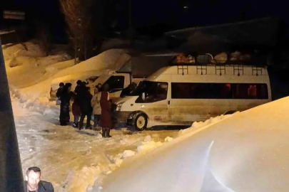 Köy yolunda mahsur kalan öğrenci servisi kurtarıldı