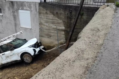 Yoldan çıkan otomobil tarlaya girdi