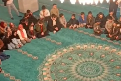Bursa'da çocuklar Camii'yi "Kabede hacılar hu der Allah" ilahisi ile şenlendirdi
