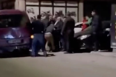 Bursa'da iki aile birbirine girdi! Mahalle sakinleri kavganın arasında kaldı