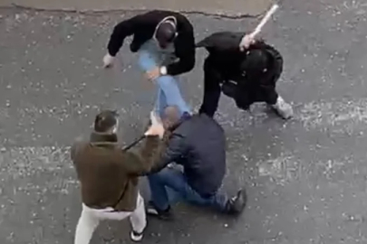 İstanbul'da üç kişi bir kişiyi sopalarla darbetti