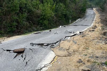 Kastamonu'da heyelan sebebiyle çatlaklar oluşan yol ulaşıma kapatıldı