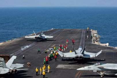 ABD: USS Abraham Lincoln uçak gemisi vurulmadı