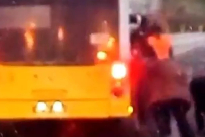 Arnavutköy'de çamurlu yolda ilerleyemeyen İETT otobüsünü vatandaşlar itti