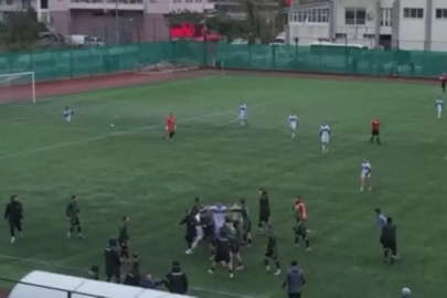 Artvin'de amatör maçta tekmeli yumruklu kavga kamerada