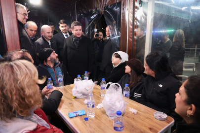 Başkan Erkan Aydın Abdal Meydanı’nda Vatandaşlarla Sahur Yaptı