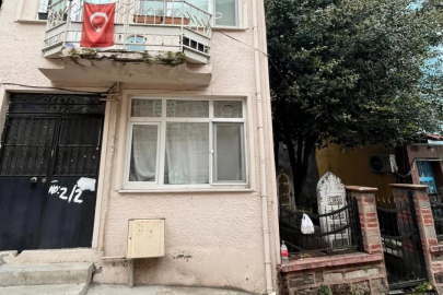 Bursa'nın göbeğinde evlerin arasına sıkışan mezarlık...